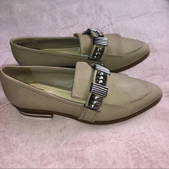 NIB Never worn pointed flats with silver detail - Picture 2 of 3